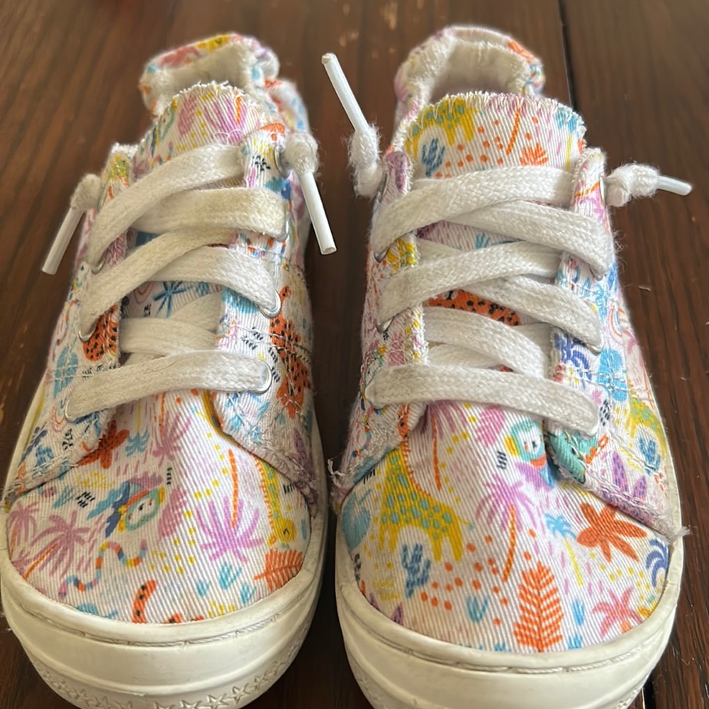 Little girl floral slip on tennis shoes.